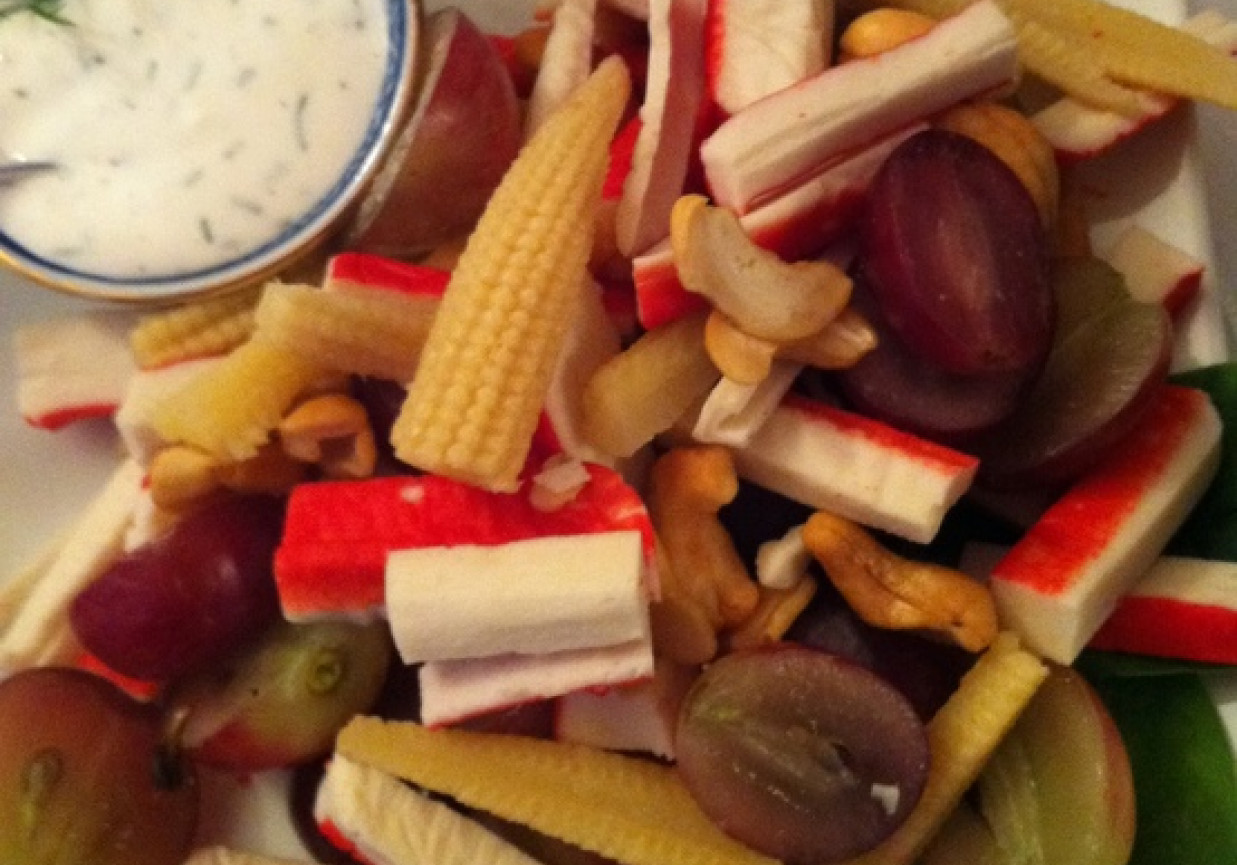 Sałatka z surimi i orzechami nerkowca z sosem koperkowo-czosnkowym foto