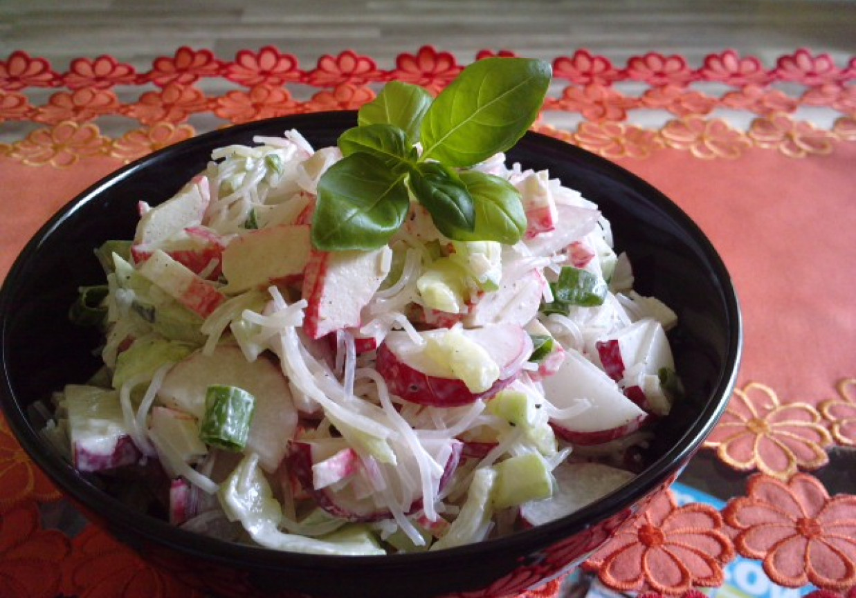 Sałatka z surimi o smaku krabowym foto