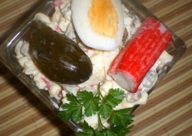 Fotografia przedstawiająca Sałatka z surimi, ogórka kiszonego i jaj