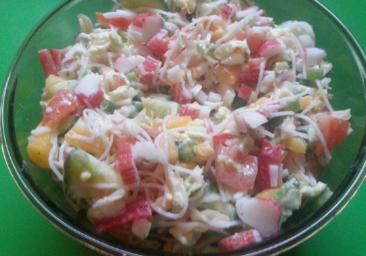 Salatka z surimi foto