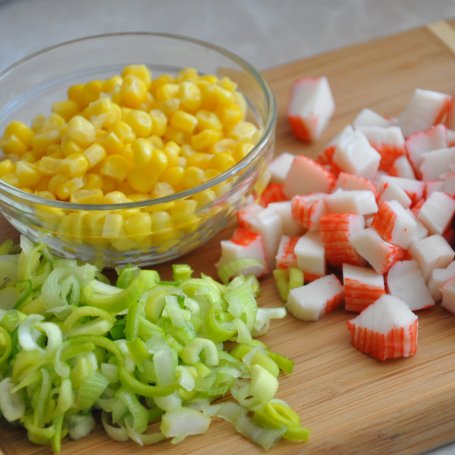 Krok 2 - Sałatka z surimi foto