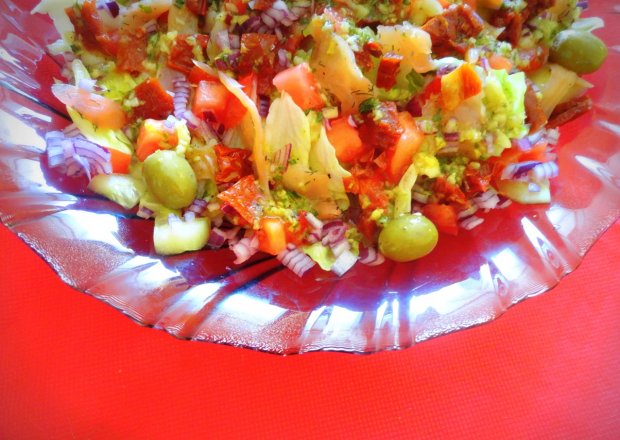 Fotografia przedstawiająca sałatka z suszonymi pomidorami i wędzonym łososiem