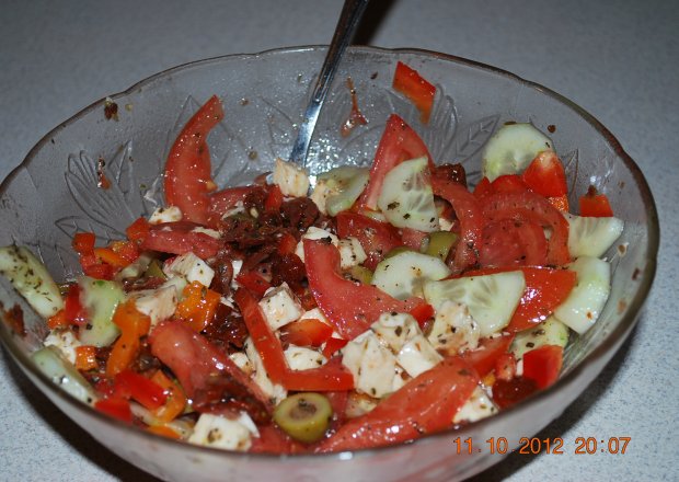 Fotografia przedstawiająca salatka z suszonymi pomidorami
