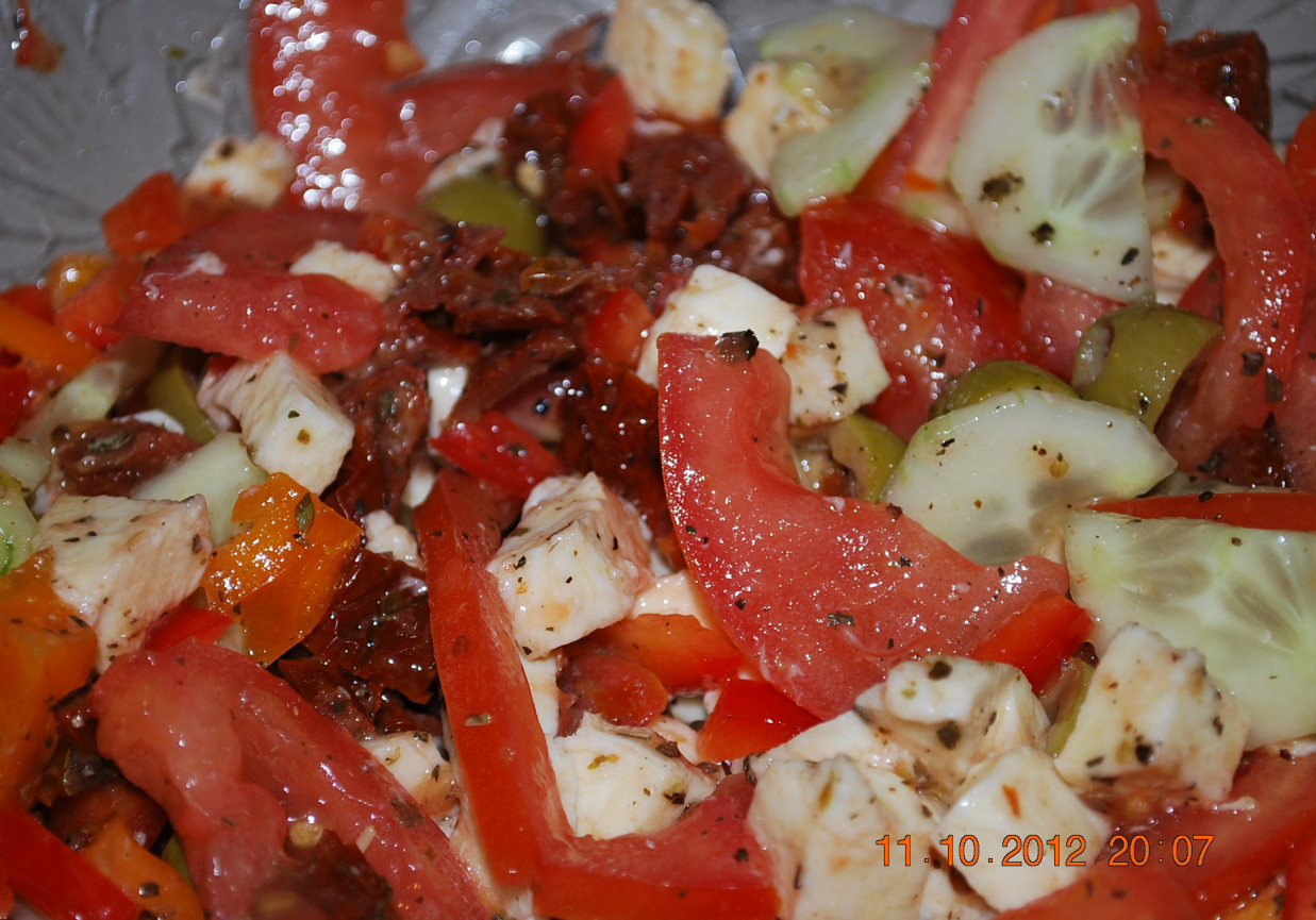 salatka z suszonymi pomidorami foto