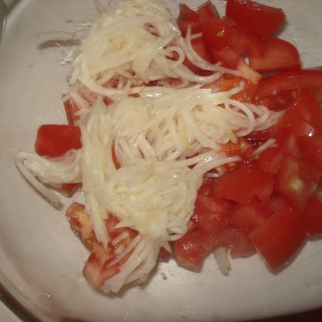 Krok 2 - Sałatka z świezym szpinakiem, selerem i pomidorem  foto