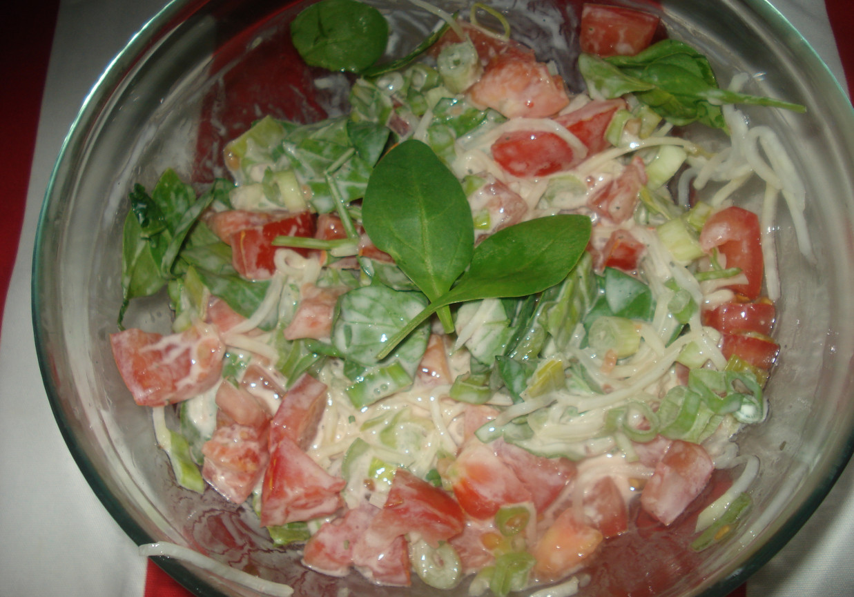 Sałatka z świezym szpinakiem, selerem i pomidorem  foto