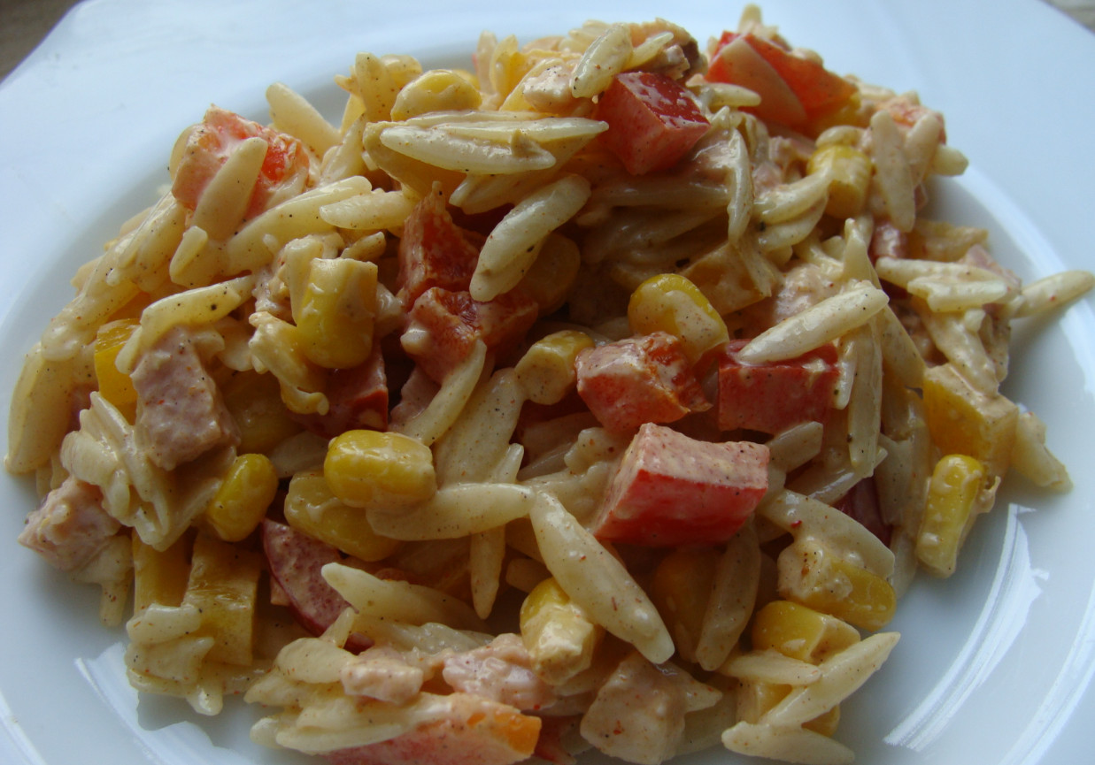 Sałatka z makaronem i szynką wędzoną foto