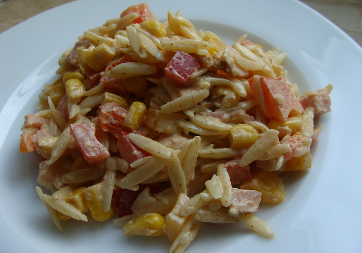Sałatka z makaronem i szynką wędzoną foto