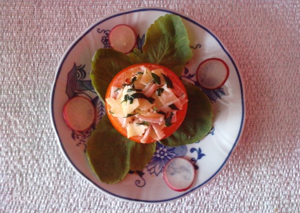 Fotografia przedstawiająca Sałatka z szynką w pomidorach
