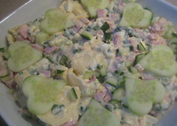 Fotografia przedstawiająca Salatka z torlelini np. na zblizajace sie walentynki...