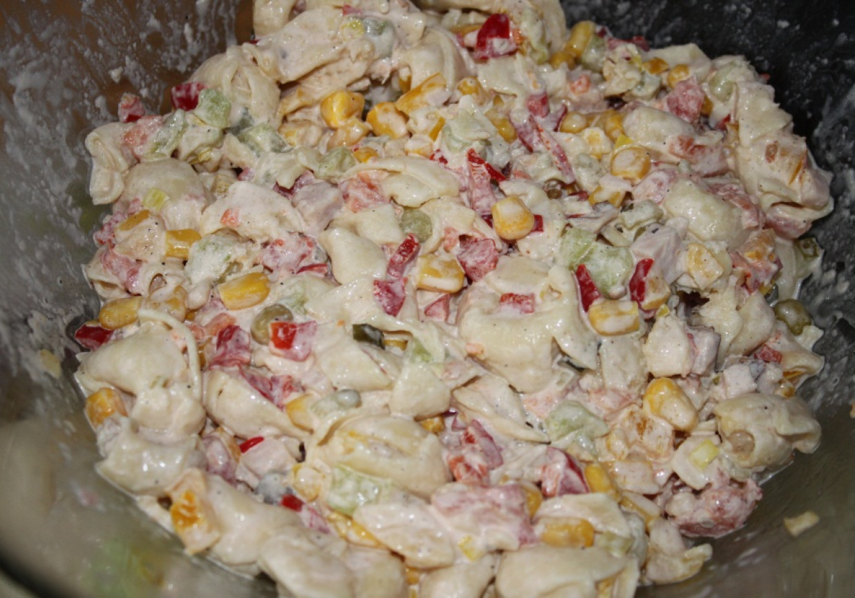 sałatka z tortelini foto