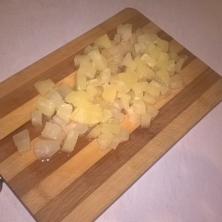 Krok 1 - Sałatka z tortellini, ananasem i żółtym serem foto