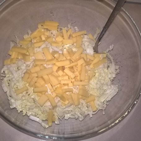 Krok 4 - Sałatka z tortellini, ananasem i żółtym serem foto