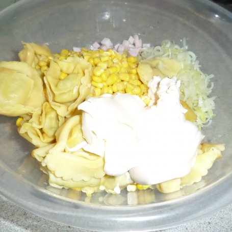Krok 4 - Sałatka z tortellini i ananasem foto