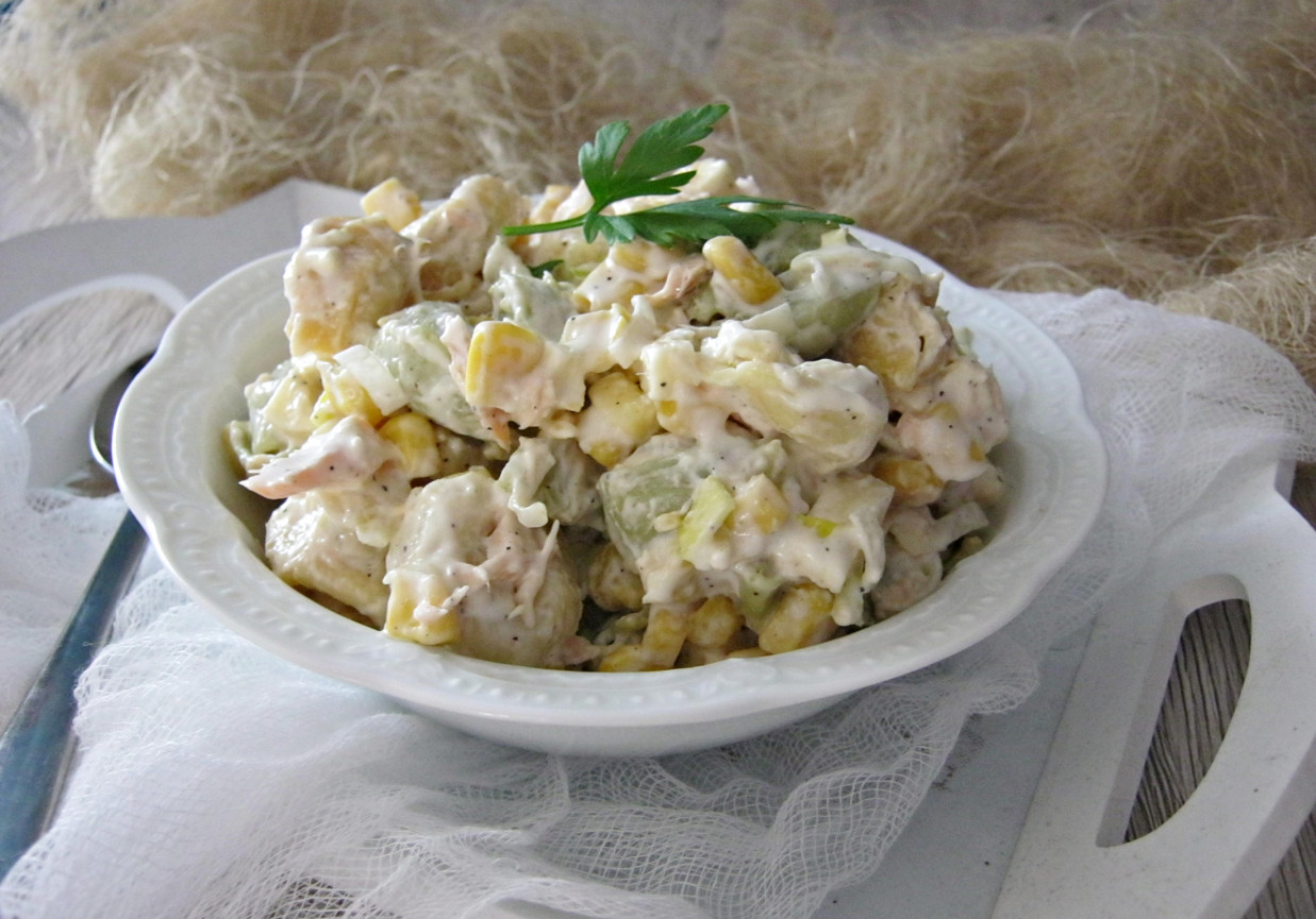 Sałatka z tortellini i łososiem foto