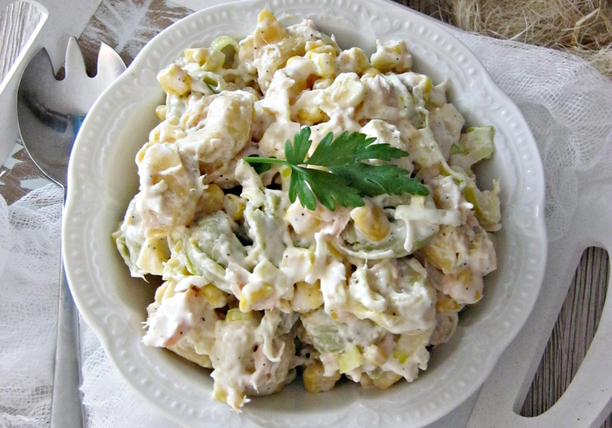 Sałatka z tortellini i łososiem foto