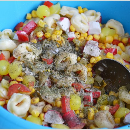 Krok 3 - SAŁATKA Z TORTELLINI I PALUSZKAMI KRABOWYMI foto