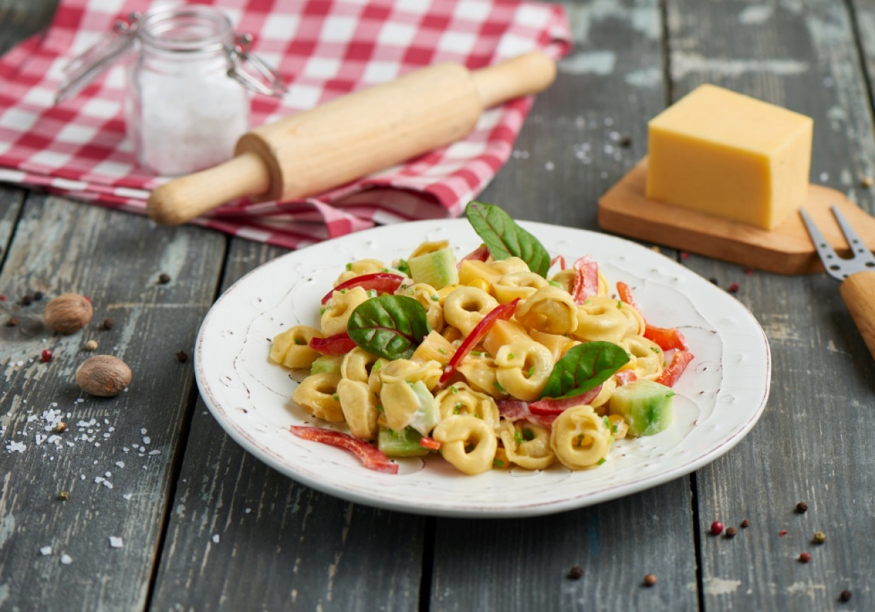 Sałatka z tortellini, ogórkiem i czerwoną papryką foto
