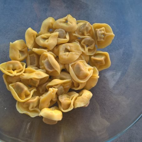 Krok 1 - Sałatka z tortellini, pieczonym kurczakiem i koperkiem foto