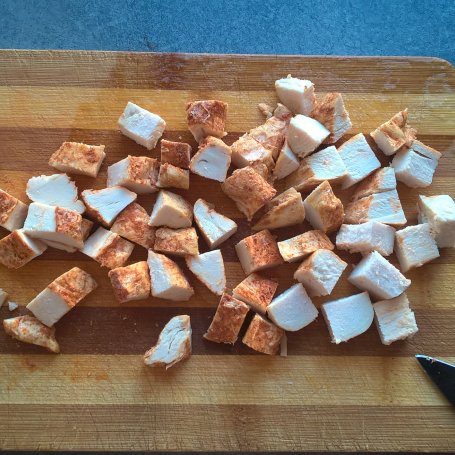Krok 2 - Sałatka z tortellini, pieczonym kurczakiem i koperkiem foto