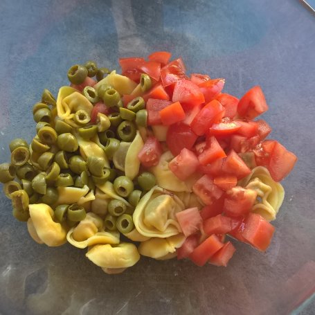 Krok 3 - Sałatka z tortellini, pieczonym kurczakiem i koperkiem foto