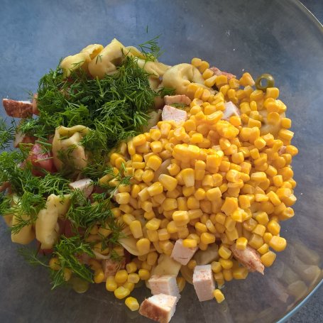 Krok 4 - Sałatka z tortellini, pieczonym kurczakiem i koperkiem foto