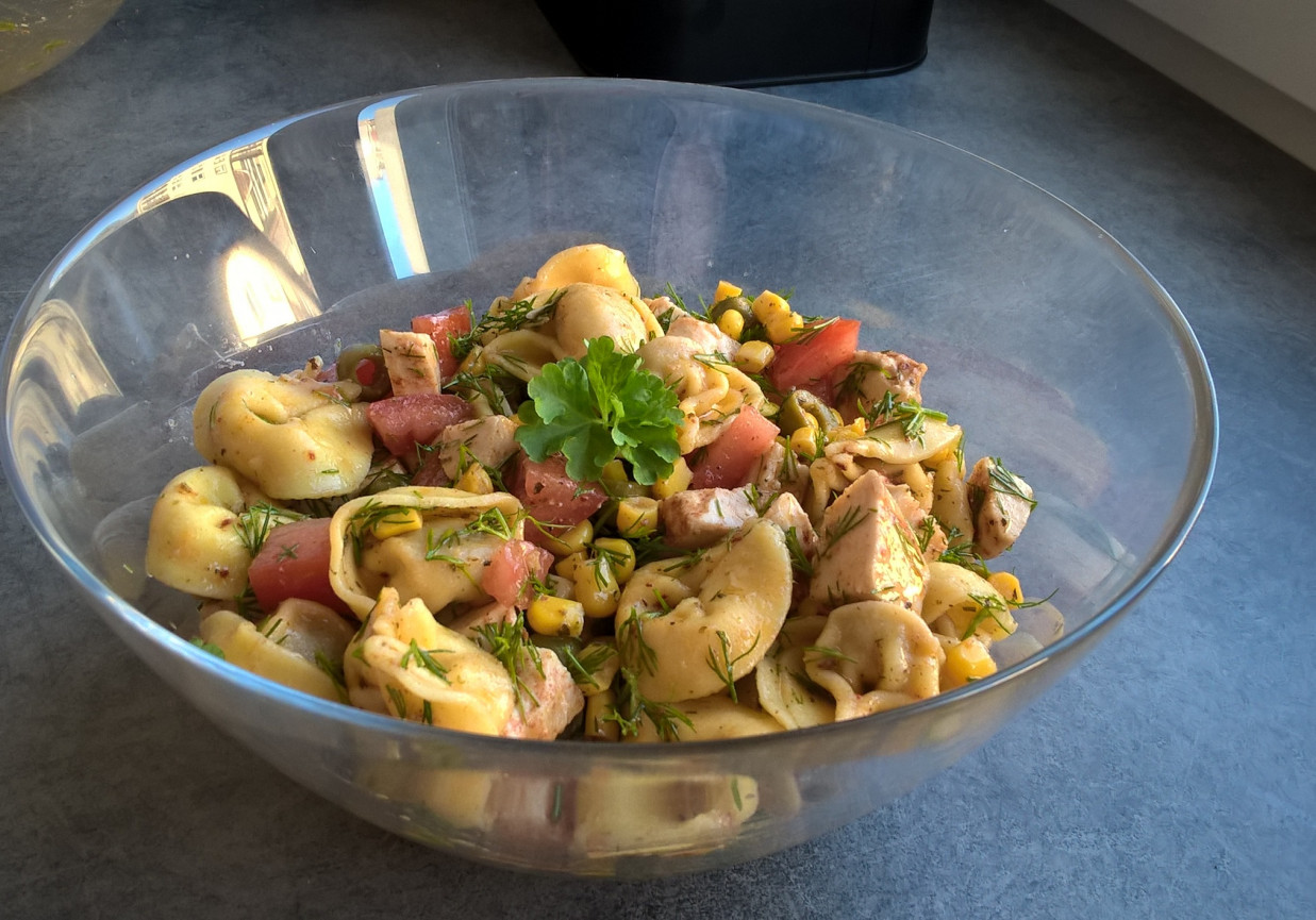 Sałatka z tortellini, pieczonym kurczakiem i koperkiem foto