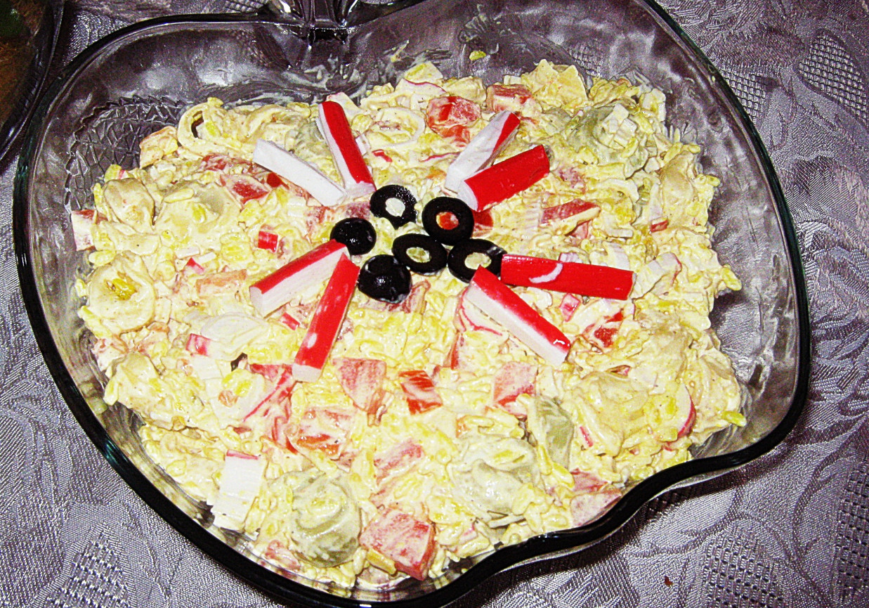 Sałatka z tortellini, ryżem w curry i paluszkami krabowymi foto