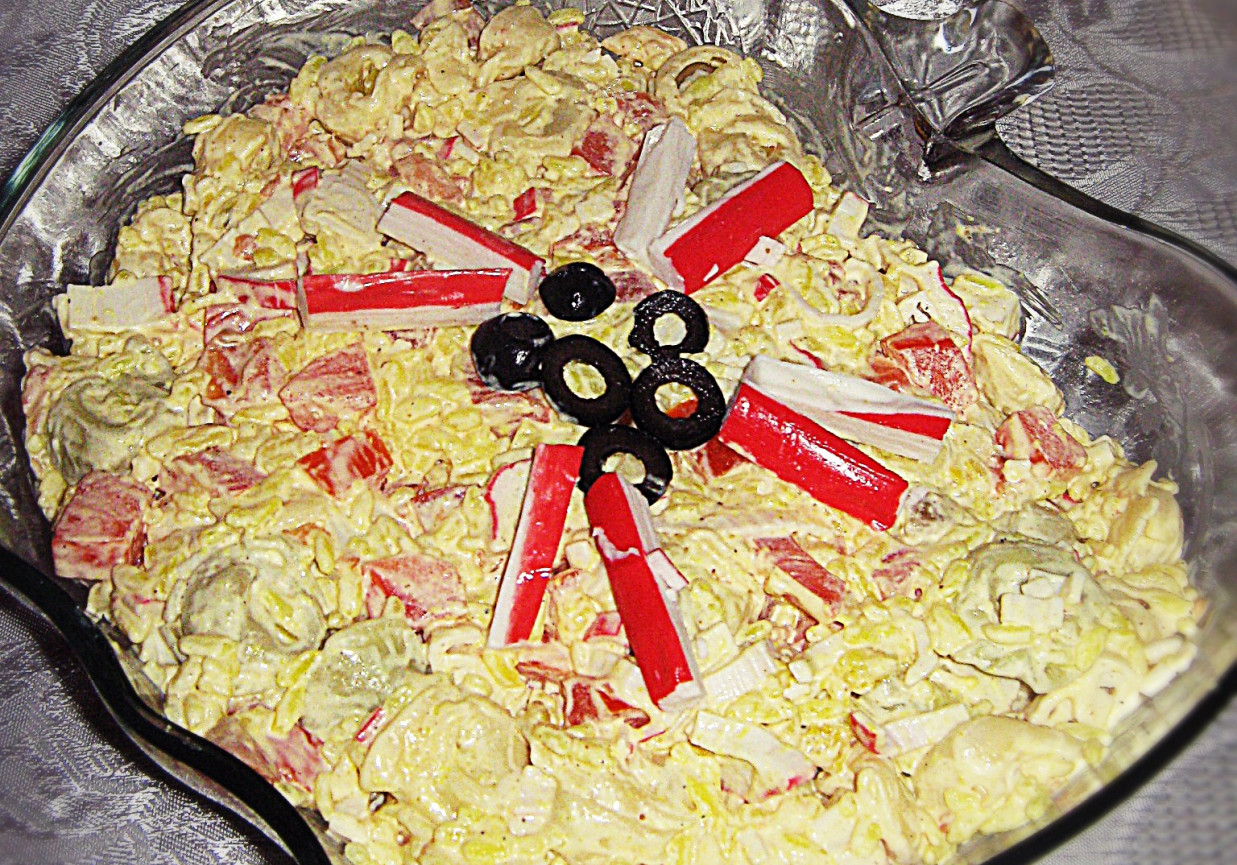 Sałatka z tortellini, ryżem w curry i paluszkami krabowymi foto