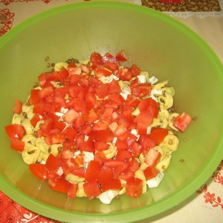 Krok 4 - Sałatka z tortellini, serem lazur i pomidorem foto