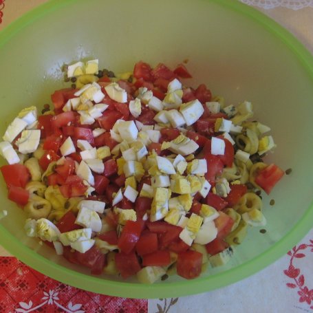 Krok 5 - Sałatka z tortellini, serem lazur i pomidorem foto