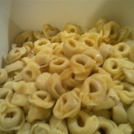 Krok 2 - Sałatka z tortellini,  szynką i papryką foto
