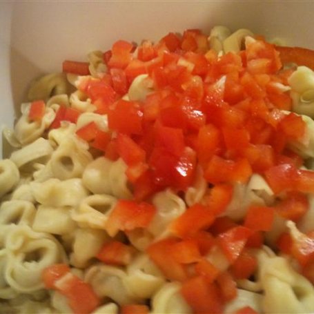 Krok 3 - Sałatka z tortellini,  szynką i papryką foto