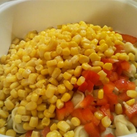 Krok 4 - Sałatka z tortellini,  szynką i papryką foto