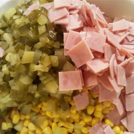 Krok 6 - Sałatka z tortellini,  szynką i papryką foto