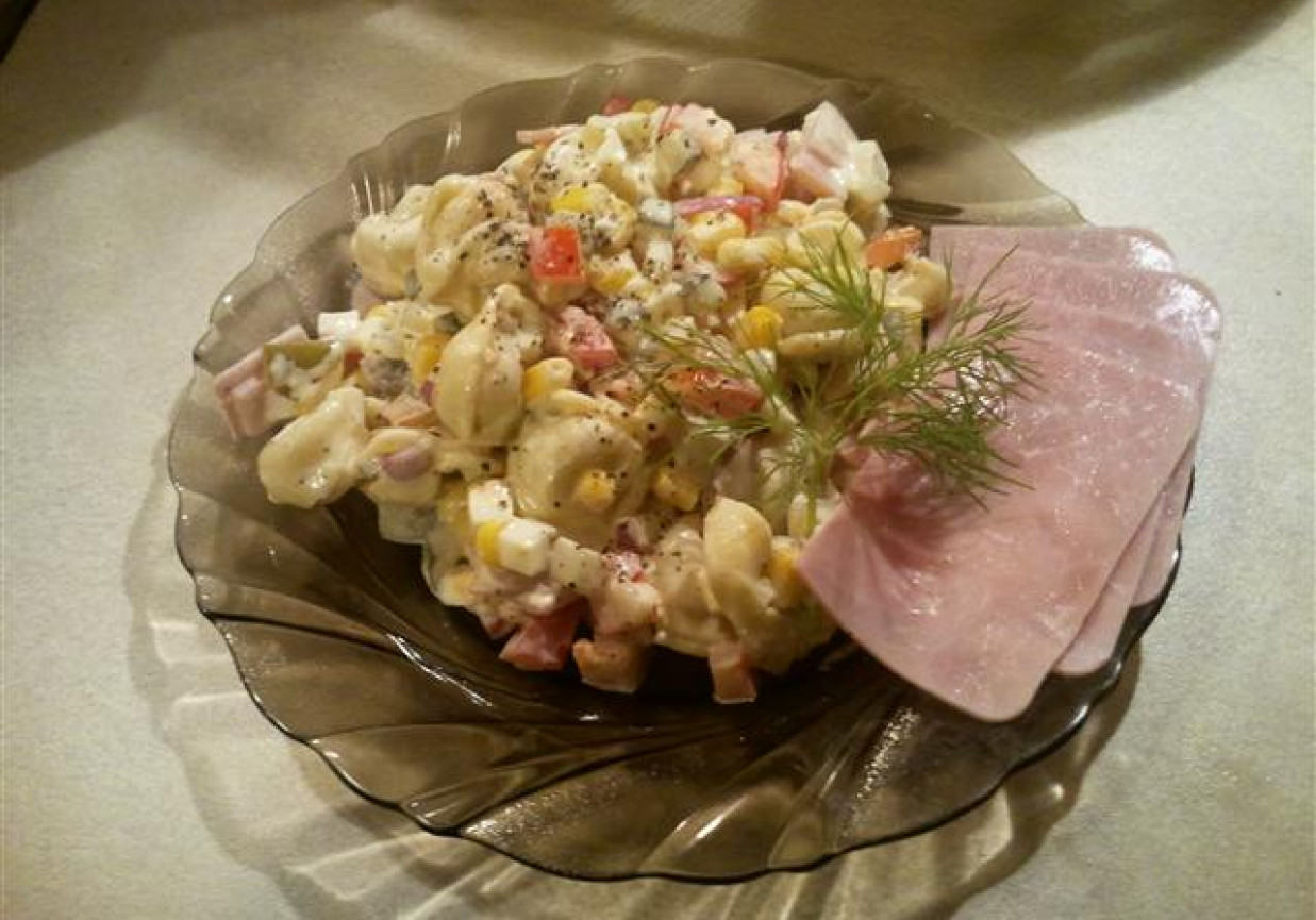 Sałatka z tortellini,  szynką i papryką foto