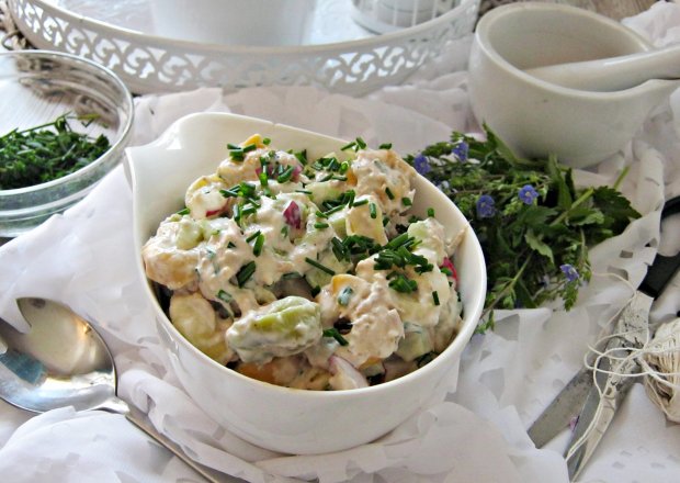Fotografia przedstawiająca Sałatka z tortellini, tuńczykiem i szczypiorkiem