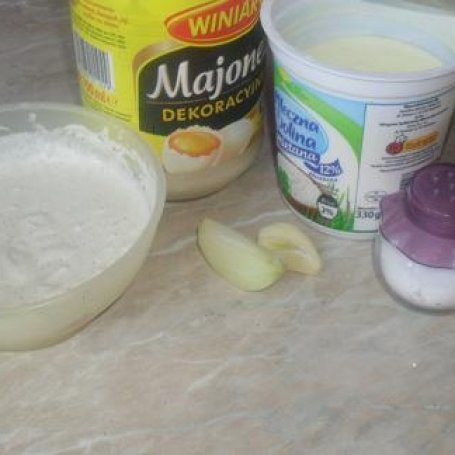 Krok 6 - Sałatka z tortellini,kukurydzą i sosem czosnkowym foto