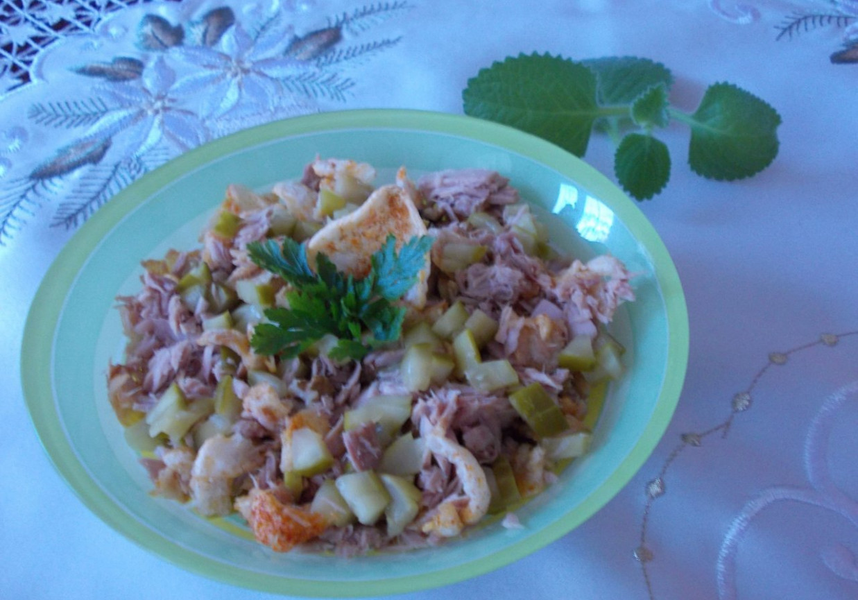 Sałatka z tuńczyka, chipsów paprykowych i orzechów.  foto