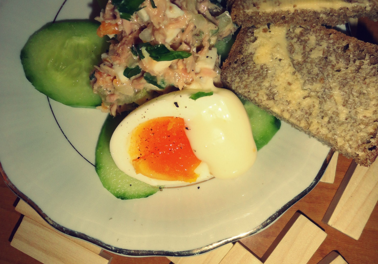 Sałatka z tuńczyka + dodatki na śniadanko foto