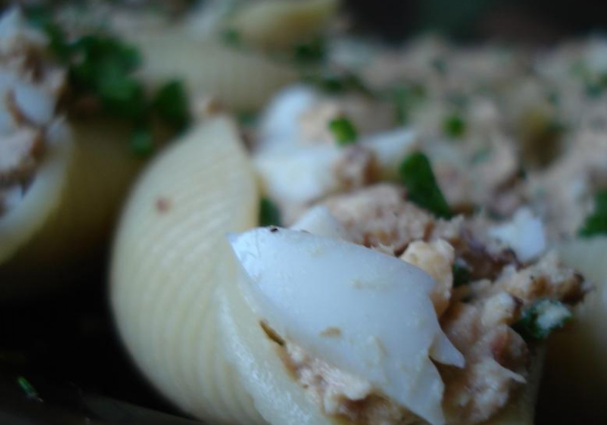 Sałatka z tuńczyka i jajek w makaronie foto