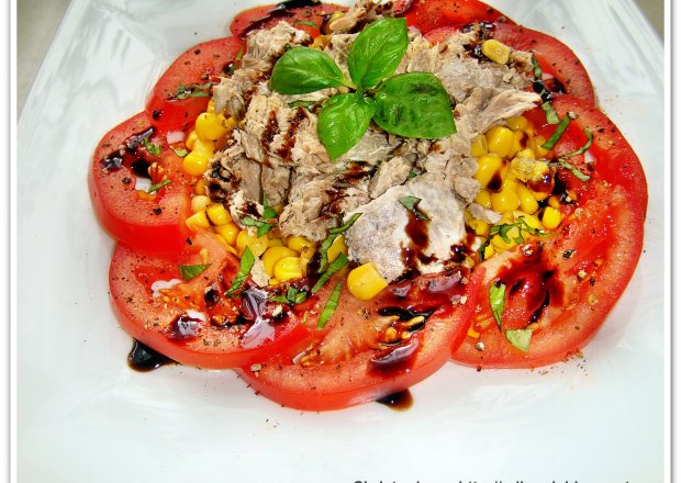 Fotografia przedstawiająca Sałatka z tuńczyka , kukurydzy i pomidorów.