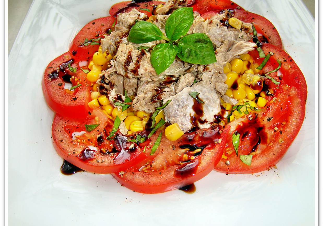 Sałatka z tuńczyka , kukurydzy i pomidorów. foto