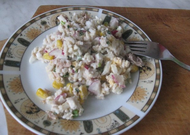 Fotografia przedstawiająca Sałatka z tuńczyka z ryżem i kukurydzą