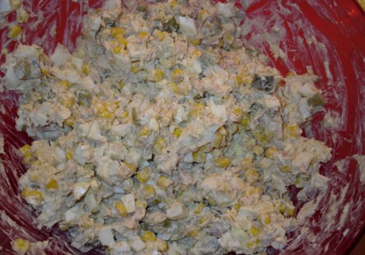 Salatka z tuńczykiem i kukurydzą foto