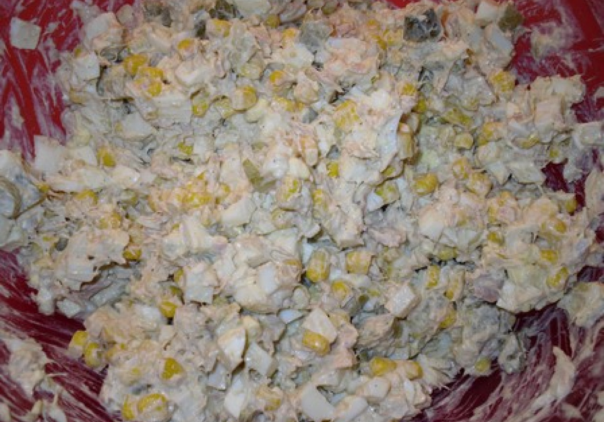 Salatka z tuńczykiem i kukurydzą foto