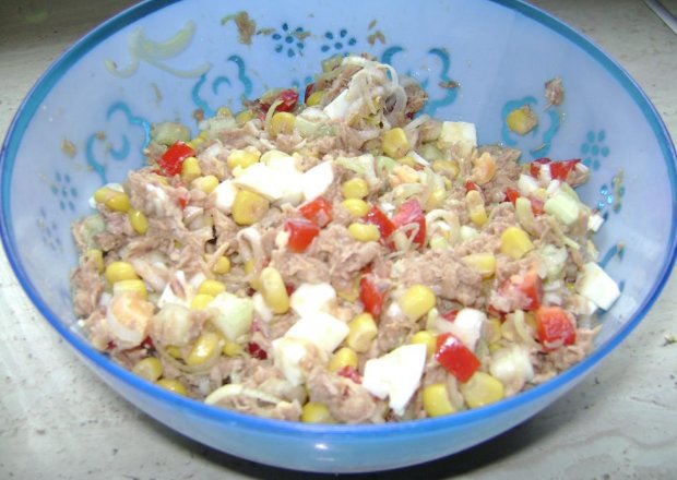 Fotografia przedstawiająca sałatka z tuńczykiem i kukurydzą