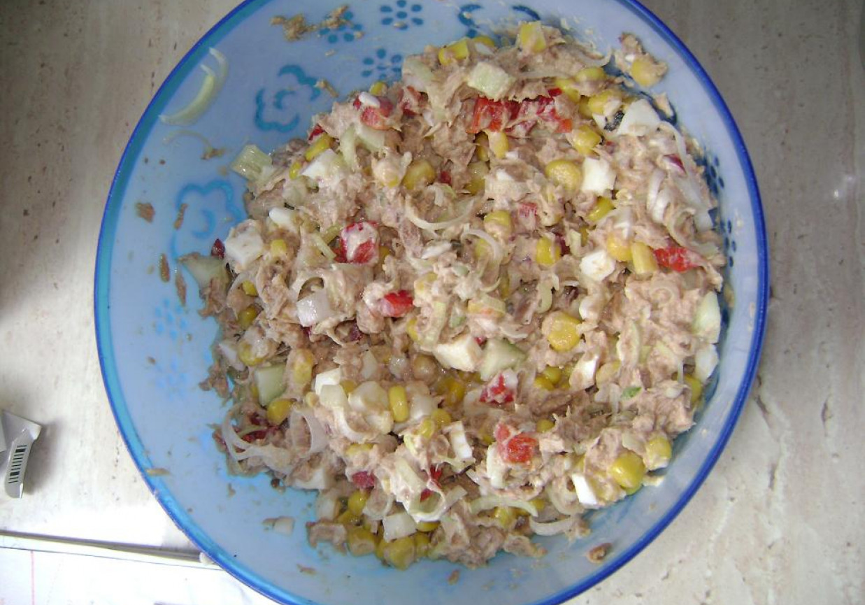 sałatka z tuńczykiem i kukurydzą foto