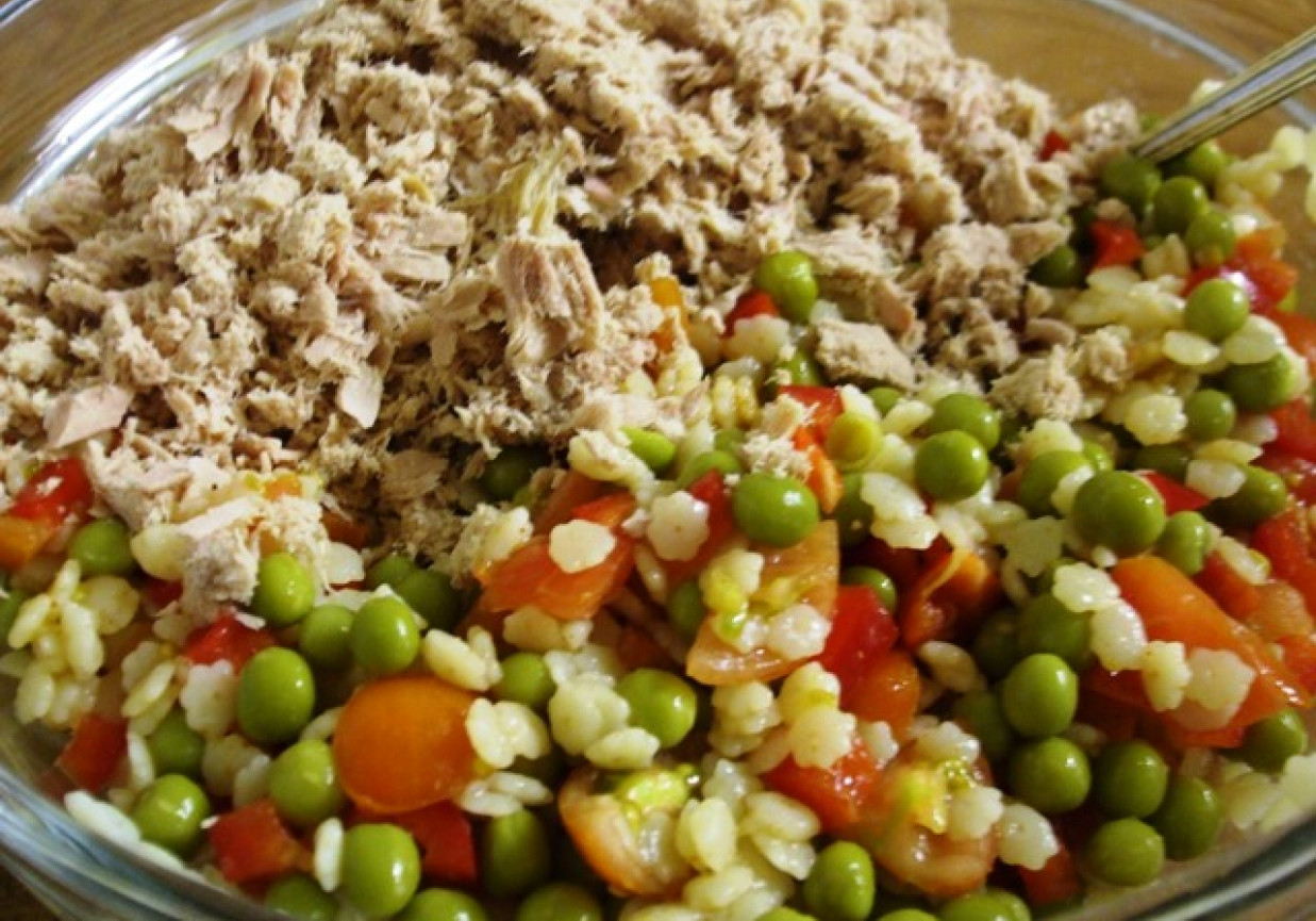 Salatka z tunczykiem i makaronem foto
