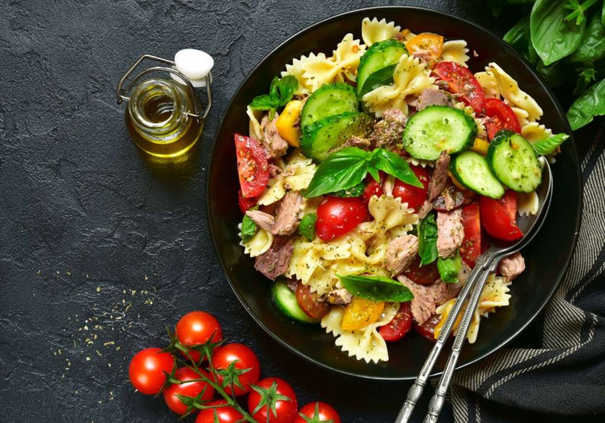 Sałatka z tuńczykiem i makaronem foto